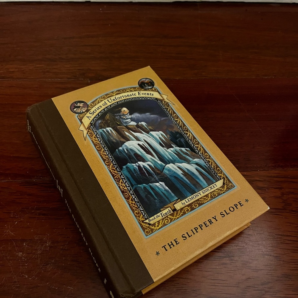 The Slippery Slope (A Series of Unfortunate Events) - Yellow Hardcover